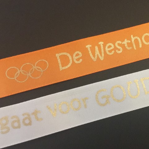Kadolint themafeest scholen oranje en wit satijnen lint met goud glanzende bedrukking