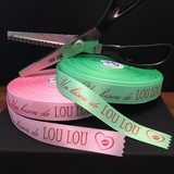 Cadeaulint LouLou Oosterhout roze en mintgroen satijnen lint met rood glanzende bedrukking